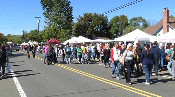 cranberry_festival_crowds